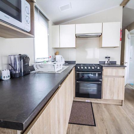 Lovely Caravan With Decking At Seawick Holiday Park In Essex Ref 27471Sw Clacton-on-Sea Exterior photo