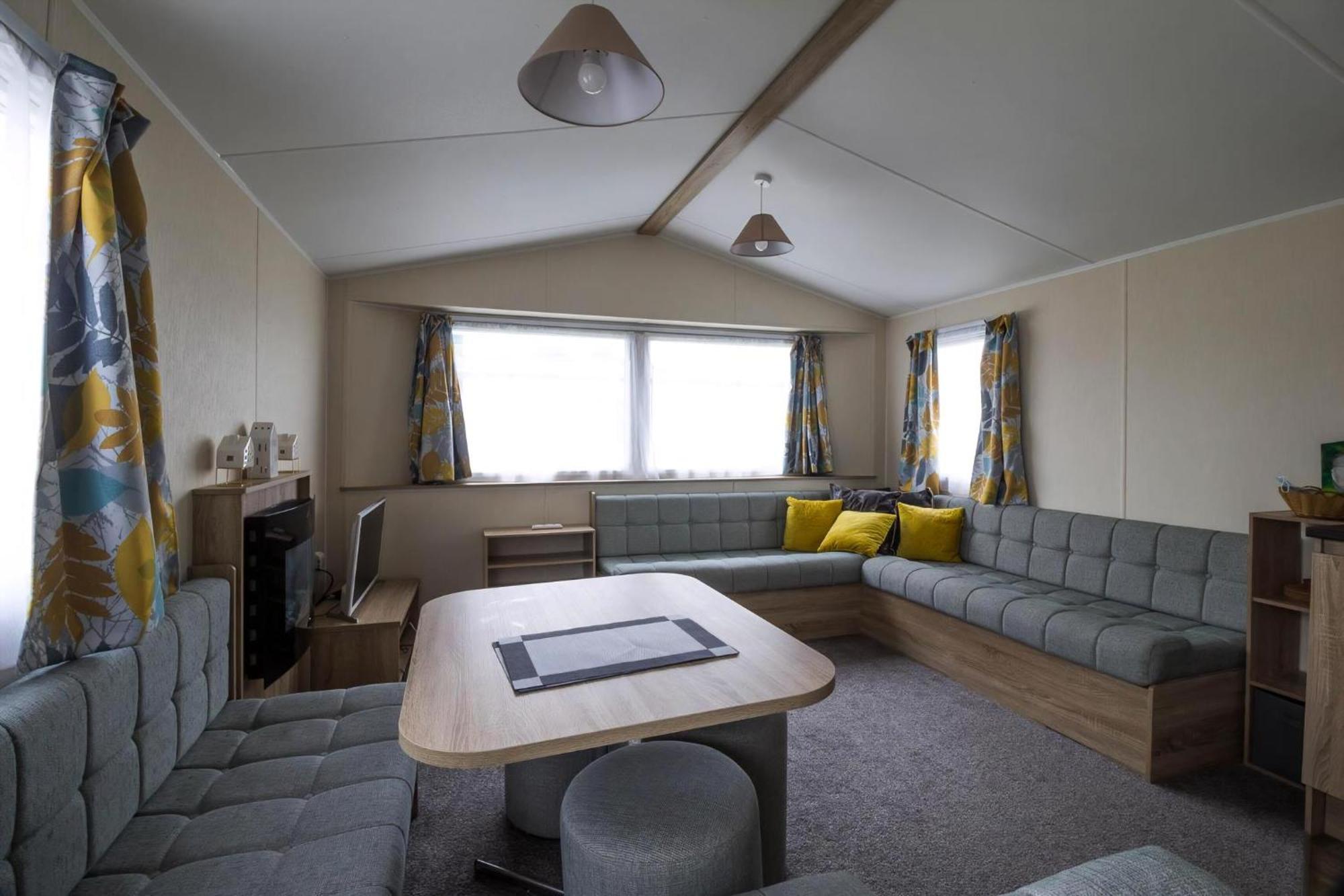 Lovely Caravan With Decking At Seawick Holiday Park In Essex Ref 27471Sw Clacton-on-Sea Exterior photo