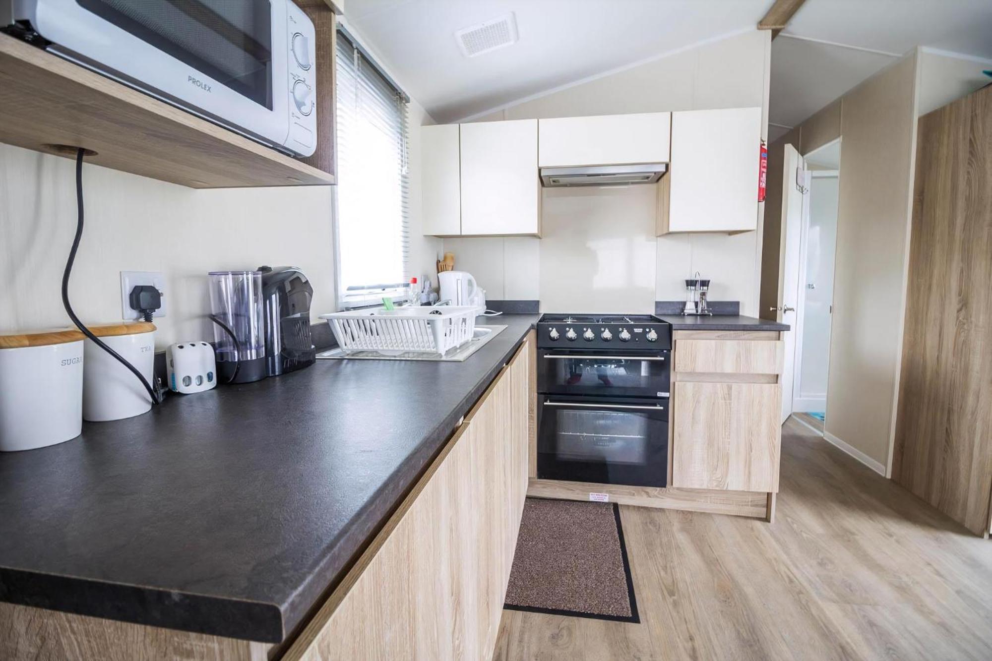 Lovely Caravan With Decking At Seawick Holiday Park In Essex Ref 27471Sw Clacton-on-Sea Exterior photo