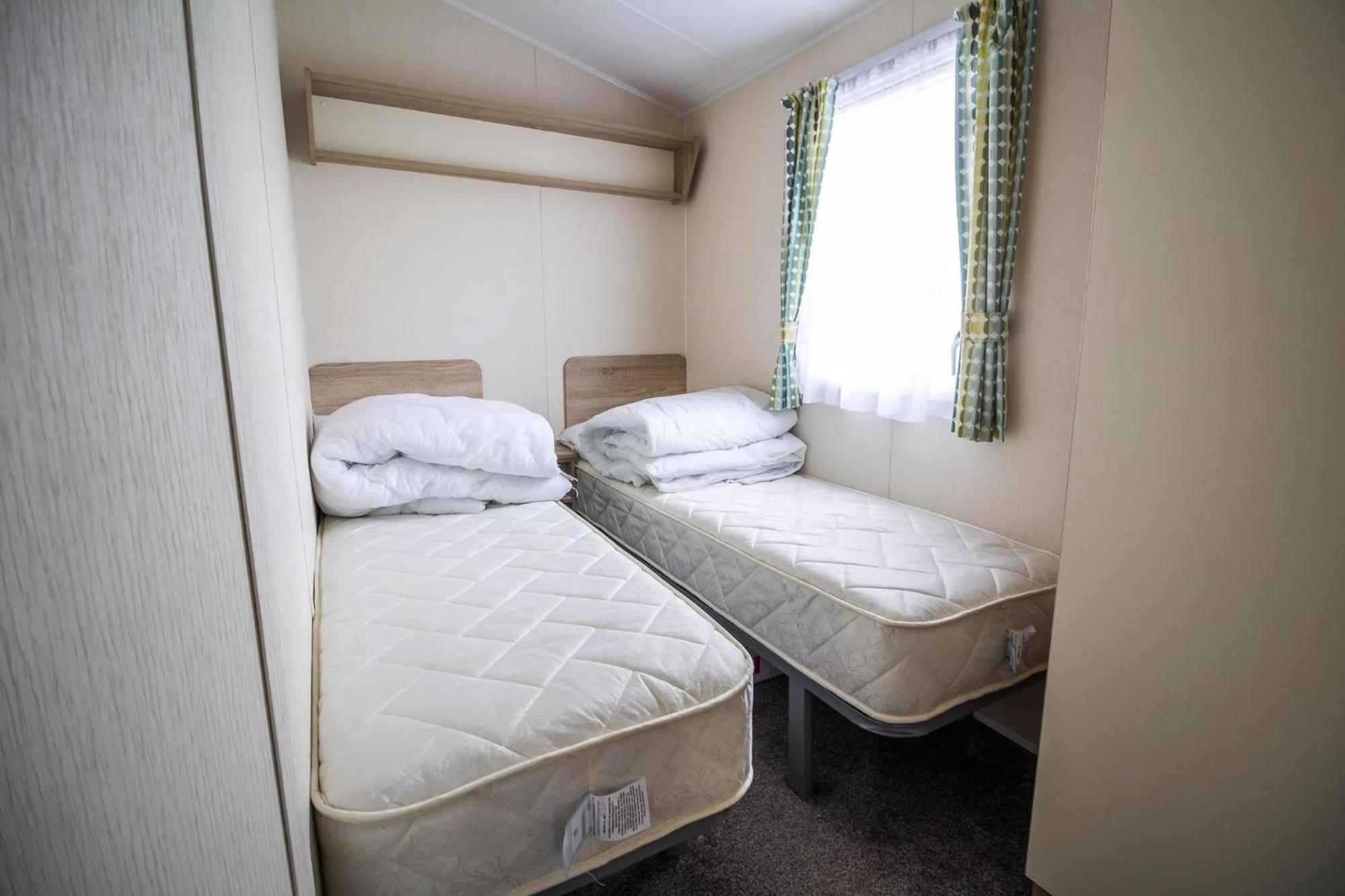 Lovely Caravan With Decking At Seawick Holiday Park In Essex Ref 27471Sw Clacton-on-Sea Exterior photo